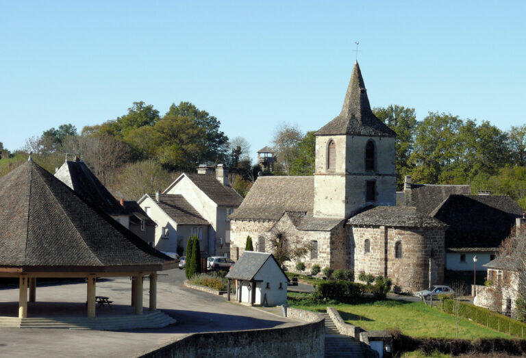 Place de l'église de Chalvignac - Communauté de communes du Pays de Mauriac