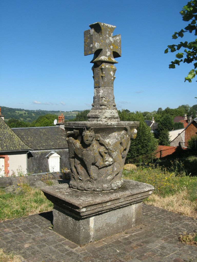 Drugeac - Chapiteau roman surmonté d'une croix - Pays de Mauriac