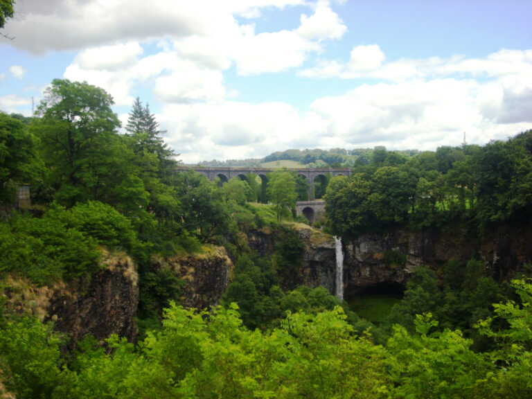 La chute de Lauze dans son cadre naturel